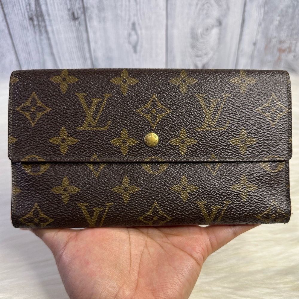 LOUIS VUITTON long passport wallet in monogram - Picture 3 of 17